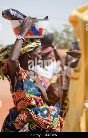 Fulbe-Frau und Kind in der Wochenmarkt von Djibo im nördlichen Burkina Faso. Stockfoto