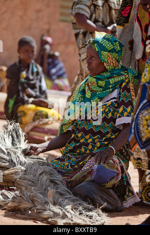 Eine Frau verkauft Seil in der Wochenmarkt von Djibo im nördlichen Burkina Faso. Stockfoto