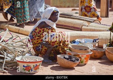 Eine Frau verkauft Kochzutaten auf dem Wochenmarkt in Djibo im nördlichen Burkina Faso. Stockfoto