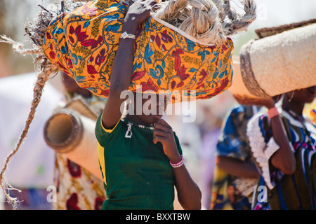 Eine Frau verkauft Seil in der Wochenmarkt von Djibo im nördlichen Burkina Faso. Stockfoto