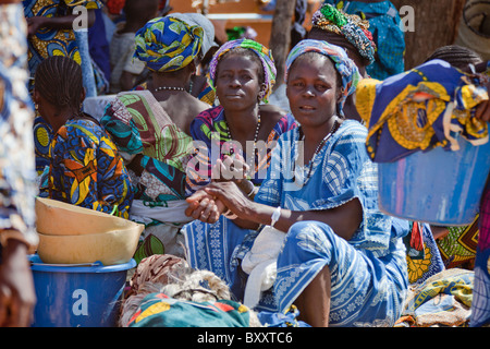 Frauen in der Wochenmarkt von Djibo im nördlichen Burkina Faso. Stockfoto