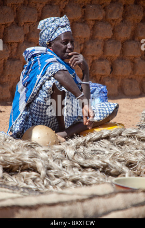 Eine Frau verkauft Seil in der Wochenmarkt von Djibo im nördlichen Burkina Faso. Stockfoto