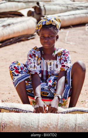 Menstruationszyklus verkauft Strohmatten auf dem Wochenmarkt in Djibo im nördlichen Burkina Faso. Stockfoto