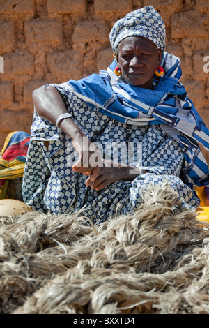 Eine Frau verkauft Seil in der Wochenmarkt von Djibo im nördlichen Burkina Faso. Stockfoto