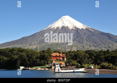 Blauer Himmelsblick von Todos Los Santos See, Volcan Osorno Eis Kegel erhebt sich über die Petrohue Hotel und am See dock, Chile Stockfoto