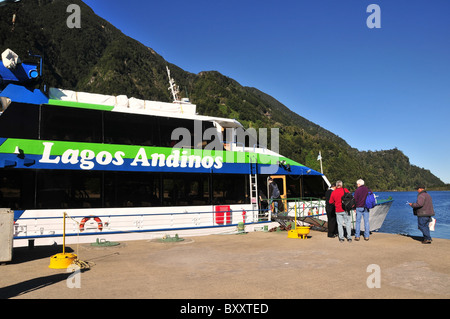 Einsteigen in ein Anden Seen Tourist Katamaran, Touristen vertäut am Hafen Petrohue, Todos Los Santos See, Chile Stockfoto