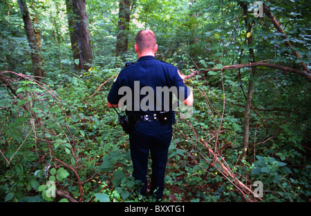 Amerikanische Polizisten suchen im Wald Stockfoto