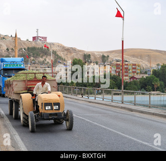 Farm Traktor Überquerung des Euphrat, birecik, Türkei 100922 36742 Stockfoto