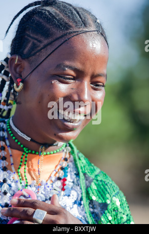 Young-Fulani Frau in die saisonalen Dorf Bantagiri im Norden Burkina Faso.  Die Fulbe sind nomadische Hirten. Stockfoto