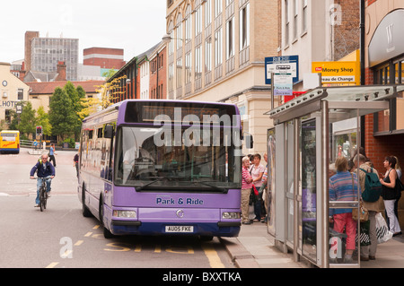 Menschen, die einsteigen in eines Bus an einer Bushaltestelle in Norwich, Norfolk, England, Großbritannien, Uk Stockfoto