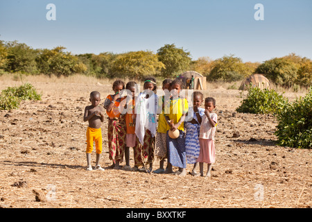 Gruppe der Fulani Kinder die saisonale Dorf Bantagiri im Norden Burkina Faso.  Die Fulbe sind nomadische Hirten. Stockfoto