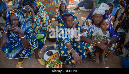 Fulani-Frauen auf dem Dorfmarkt von Bourro im nördlichen Burkina Faso. Stockfoto