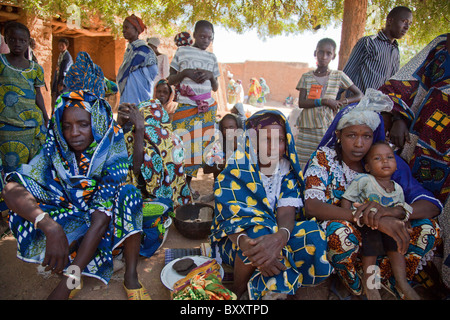 Fulani-Frauen auf dem Dorfmarkt von Bourro im nördlichen Burkina Faso. Stockfoto