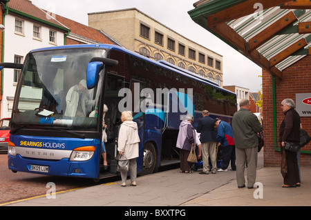 Menschen, die einsteigen in eines Bus an einer Bushaltestelle in Norwich, Norfolk, England, Großbritannien, Uk Stockfoto