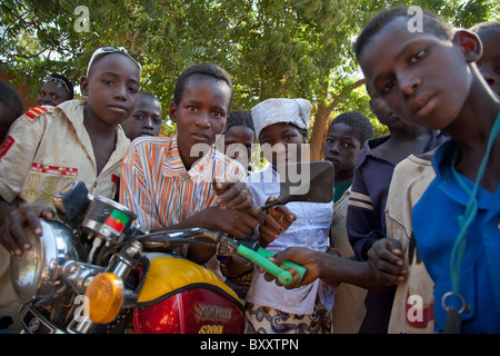 Kinder auf dem Dorfmarkt Fulani, der Bourro im nördlichen Burkina Faso. Stockfoto