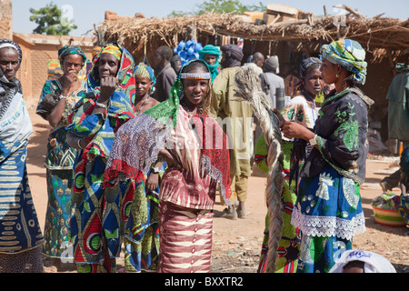 Fulani-Frauen auf dem Dorfmarkt von Bourro im nördlichen Burkina Faso. Stockfoto