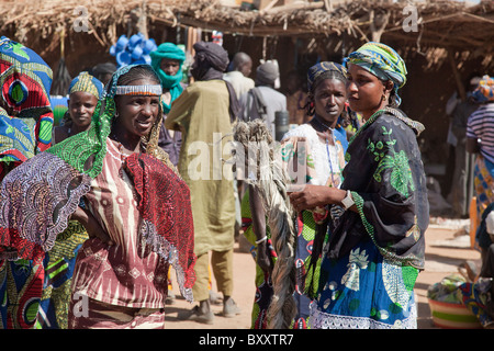 Fulani-Frauen auf dem Dorfmarkt von Bourro im nördlichen Burkina Faso. Stockfoto