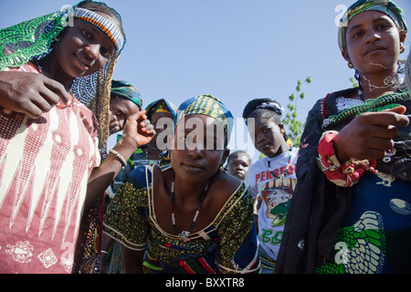 Fulani-Frauen auf dem Dorfmarkt von Bourro im nördlichen Burkina Faso. Stockfoto