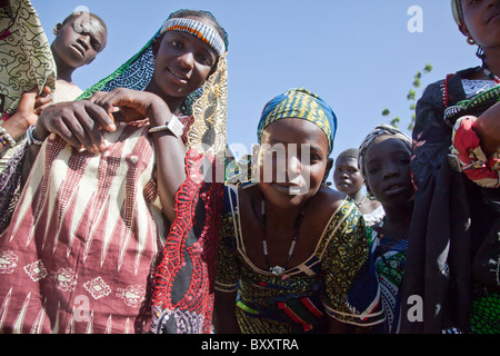 Fulani-Frauen auf dem Dorfmarkt von Bourro im nördlichen Burkina Faso. Stockfoto