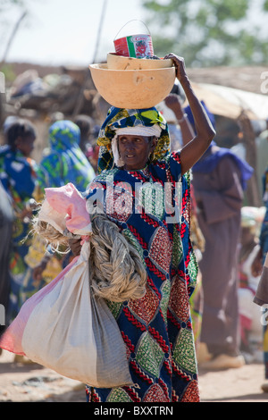 Fulbe-Frau auf dem Dorfmarkt von Bourro im nördlichen Burkina Faso. Stockfoto