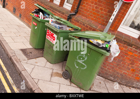 Drei überfüllt grüne Wheelie Lagerplätze in Norwich, Norfolk, England, Großbritannien, Uk Stockfoto