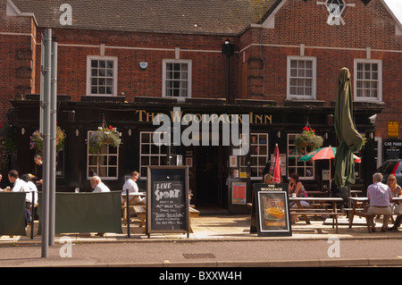 Das Woolpack Inn Pub mit Leuten außerhalb in Norwich, Norfolk, England, Großbritannien, Uk Stockfoto