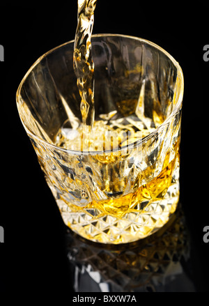 Alkoholische Geistwesen einem Kristallglas gegossen Stockfoto