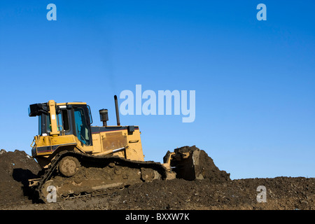 Bulldozer im Betrieb bewegen Schmutz und das Land roden. Raum für Kopie oben. Stockfoto