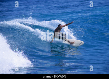 Surfer auf Welle, Pointe des Aigrettes, Saint-Gilles-Les-Bains, Insel La Réunion (Frankreich), Indischer Ozean Stockfoto