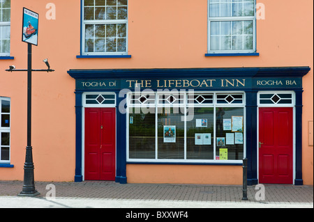 Bunt bemalte das Rettungsboot Inn traditionelle Bar in Courtmacsherry, West Cork, Irland Stockfoto
