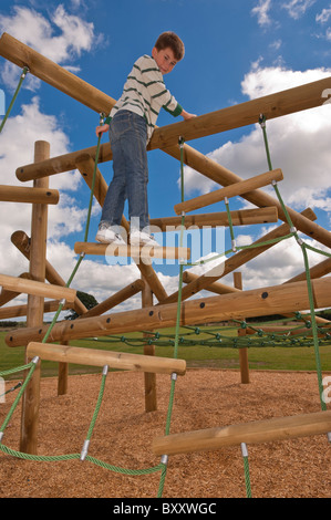 Ein MODEL Release Bild eines elf Jahre alten Jungen auf einem Klettergerüst im Vereinigten Königreich Stockfoto