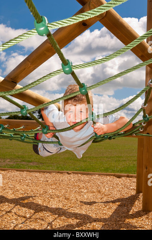 Ein MODEL Release Bild eines sieben Jahre alten Jungen auf einem Klettergerüst im Vereinigten Königreich Stockfoto