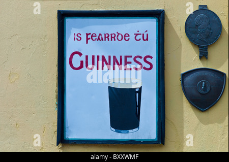 Guinness-Werbung in Gälisch in Timoleague, West Cork, Irland Stockfoto