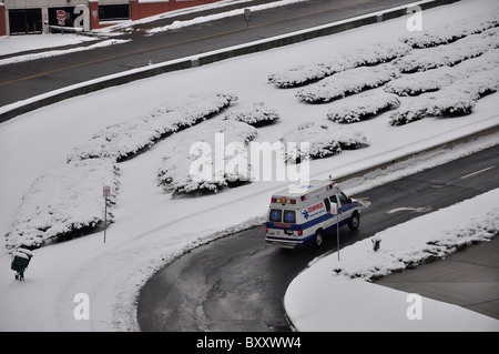 Lokaler Krankentransport Reaktion auf einen Notruf nach Schneesturm im nordöstlichen Amerika. Stockfoto