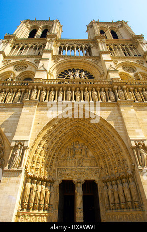 Paris - Frankreich - Notre-Dame - Vorderseite mit Sataues und Türme Stockfoto