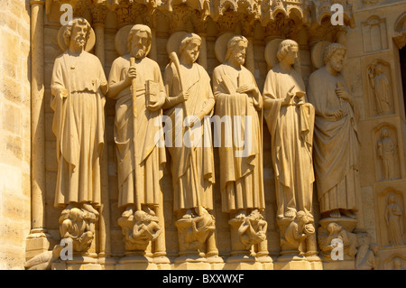 Nahaufnahme der gotischen Statuen an der Fassade von Kathedrale Notre Dame, Paris Stockfoto