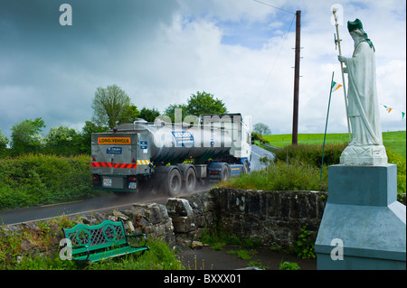Milch-Tanker-LKW geht religiöse Heiligtum der irischen Schutzpatron St. Patrick in Ballingarry, County Limerick, Irland Stockfoto