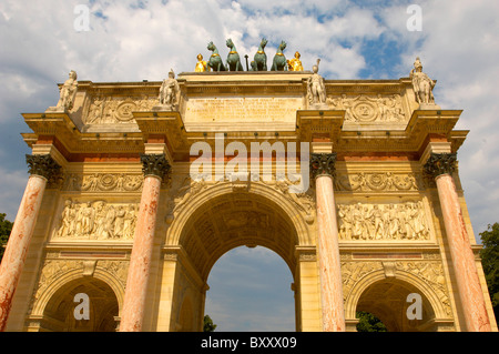 Ein Touristen im Rollstuhl in der Jardin des Tuileries - Arch - Paris - Frankreich Stockfoto