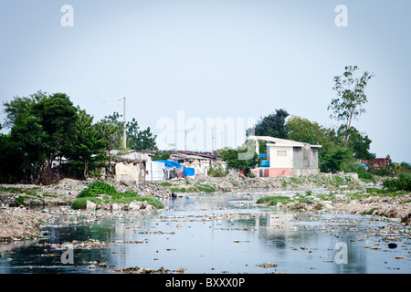 Ein Mülleimer gefüllt fließt auf das Karibische Meer aus einem Vorort von Port au Prince, Haiti Stockfoto