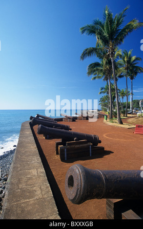 Le Barachois Uferpromenade Platz mit alten Kanonen genommen durch britische Schiffe, Saint-Denis, La Réunion (Frankreich), Indischer Ozean Stockfoto