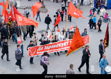 Ulan-Ude, Russland-1.Mai: Kommunisten Demonstration bewegt sich entlang der Straßen der Stadt mit Fahnen und roten Fahnen am jährlichen Tag der Arbeit, Mai Stockfoto