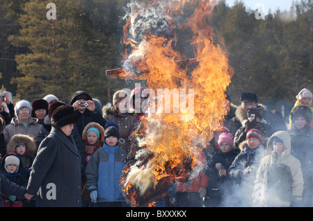 ULAN-UDE, Russland - Februar 28: Stadt Bürger beobachten an den brennenden Winter Bildnis am letzten Tag des Festivals Pfannkuchen. Der ri Stockfoto