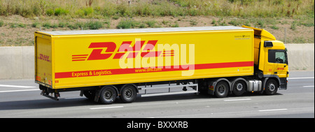 Seitenansicht European DHL Express Logistics Road Freight Business Auflieger & Namensanzeige gelb lkw Lkw M25 Autobahn Essex England UK Stockfoto