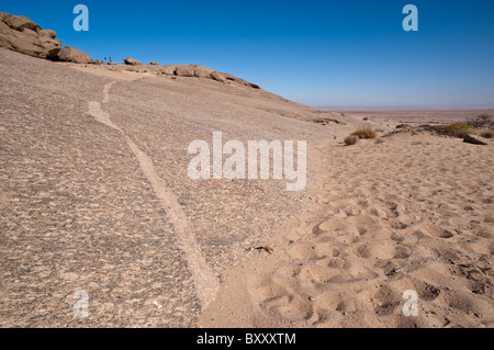 Einen aufdringlichen Magma Deich zu sehen, die durch den Granit monolith der Vogelfederberg, isolierte Inselberg in der Wüste Namib in der Nähe von Walvis Bay Stockfoto