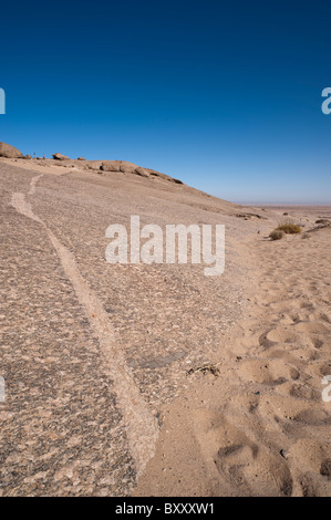 Einen aufdringlichen Magma Deich zu sehen, die durch den Granit monolith der Vogelfederberg, isolierte Inselberg in der Wüste Namib in der Nähe von Walvis Bay Stockfoto