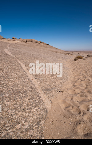 Einen aufdringlichen Magma Deich zu sehen, die durch den Granit monolith der Vogelfederberg, isolierte Inselberg in der Wüste Namib in der Nähe von Walvis Bay Stockfoto