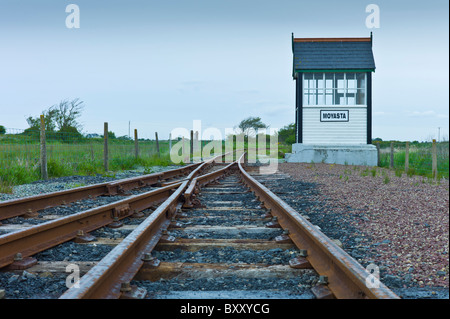 Train Tracks Kreuzung von West Clare Railway in Moyasta, County Clare, Irland Stockfoto