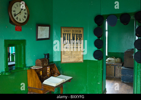 Restaurierte Buchung Hall in Moyasta Station Haus mit Werbung für Kilkee Ausflug, County Clare, westlich von Irland Stockfoto