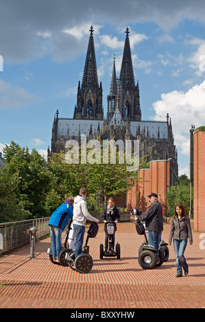 Touristen mit Segways auf eine Tour durch Köln. Stockfoto