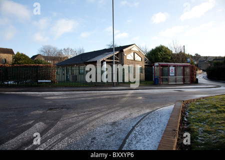 Haltestelle Kirkheaton Chirurgie und Cockley Hill Lane am Stadtrand von Huddersfield, West Yorkshire Stockfoto